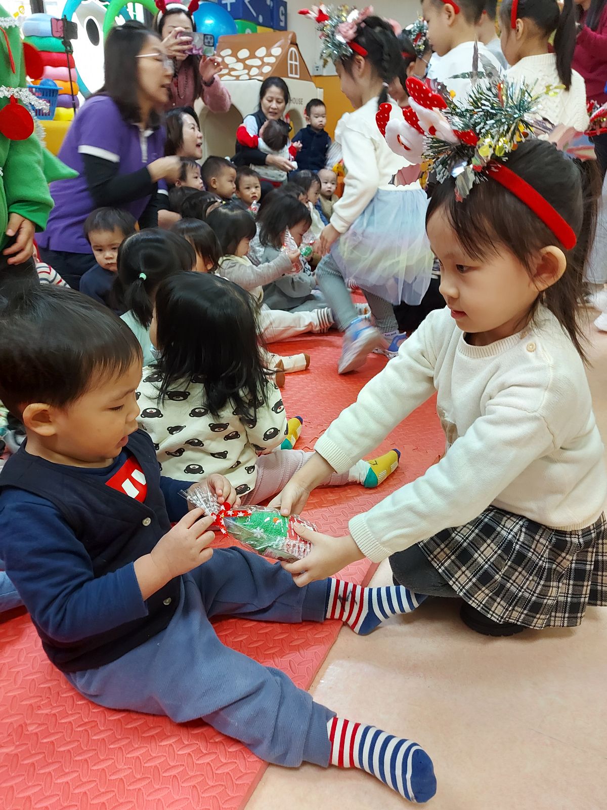 12月 幼兒園到訪報佳音